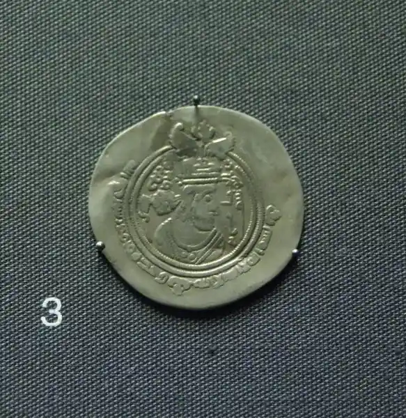 Byzantine and early Islamic coin, king portrait